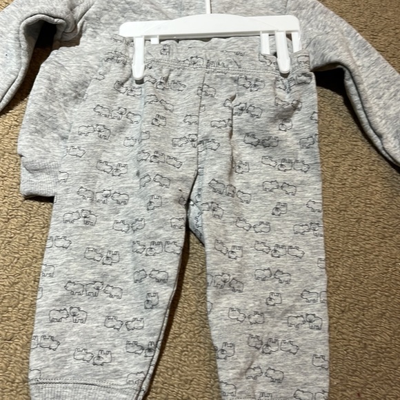 Infant gray sweat pant suit with little pigs - Picture 3 of 5